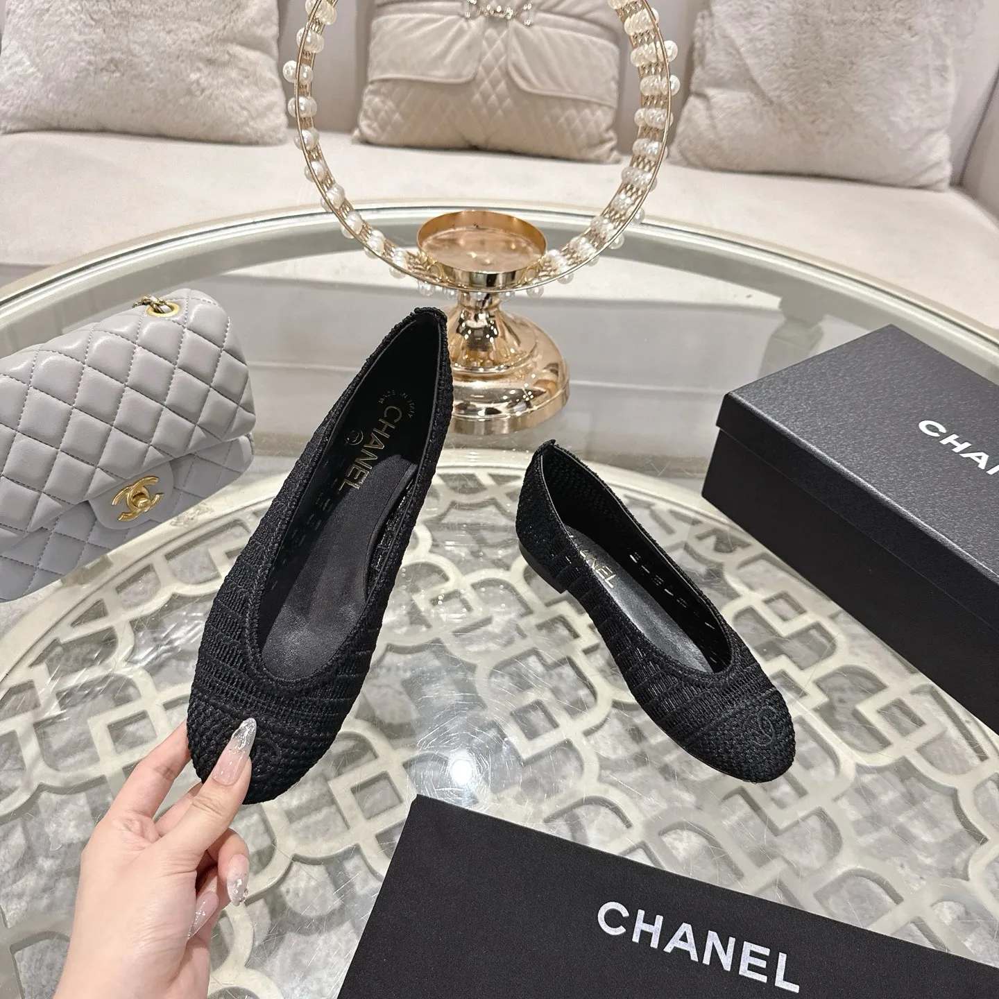 💕💕Factory direct selling price p540💕💕 Chanel 25SS finally releases woven ballet shoes‼ ️ Shoes worthy of their own article, I have to say that they are finally waiting for you! So elegant and chill. Wear it in the summer to enjoy the breeze and walk on the street. Round square toe design. Cute and cute~ The appearance is super online. When you wear it, you will feel like a wealthy daughter. I thought it was good-looking. Only when I put it on my feet do I know how easy it is to wear~ Upper: Exclusive custom-made mesh (comfortable and breathable) Foot pad: Sheepskin Outsole: Genuine leather sole imported from Italy Size: 35-39 (customized at 40.41.42)